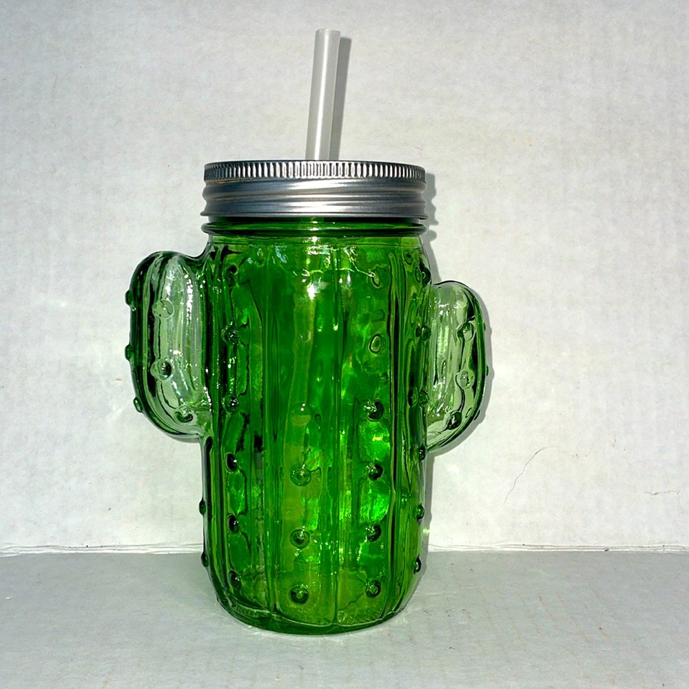 Cactus sippy cup w/lid and straw. 5” tall. Clear green glass w/3D effects